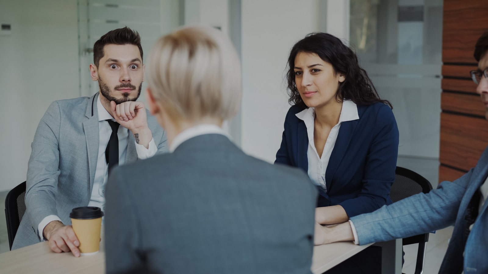 Uniforme corporate: Cum transformi echipa într-un brand puternic
