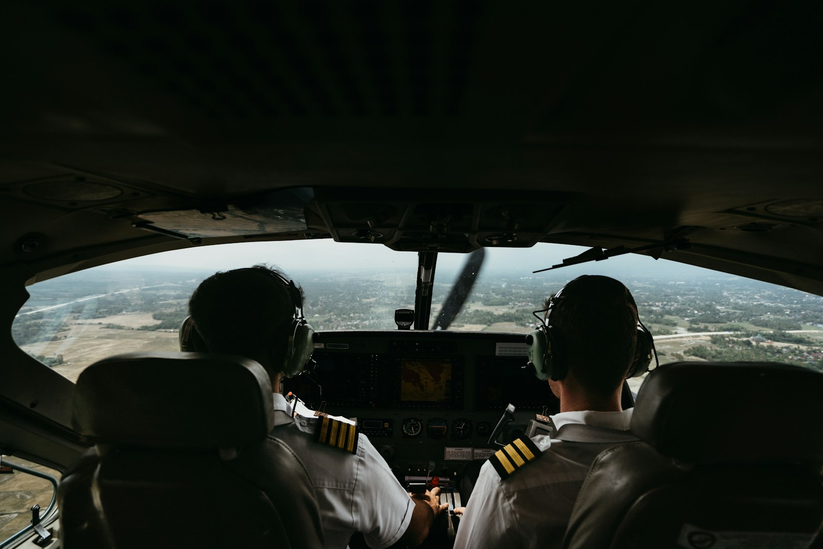 Uniforme pentru aviație: unde eleganța întâlnește autoritatea la 10.000 de metri